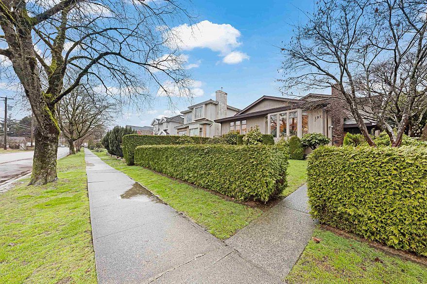 137 W Woodstock Avenue