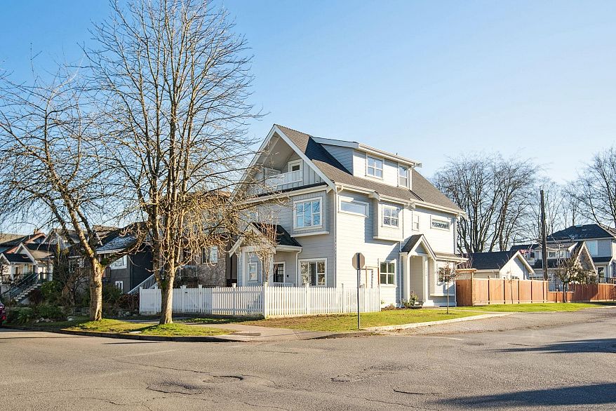 2504 NAPIER STREET, Vancouver BC V5K 2W5