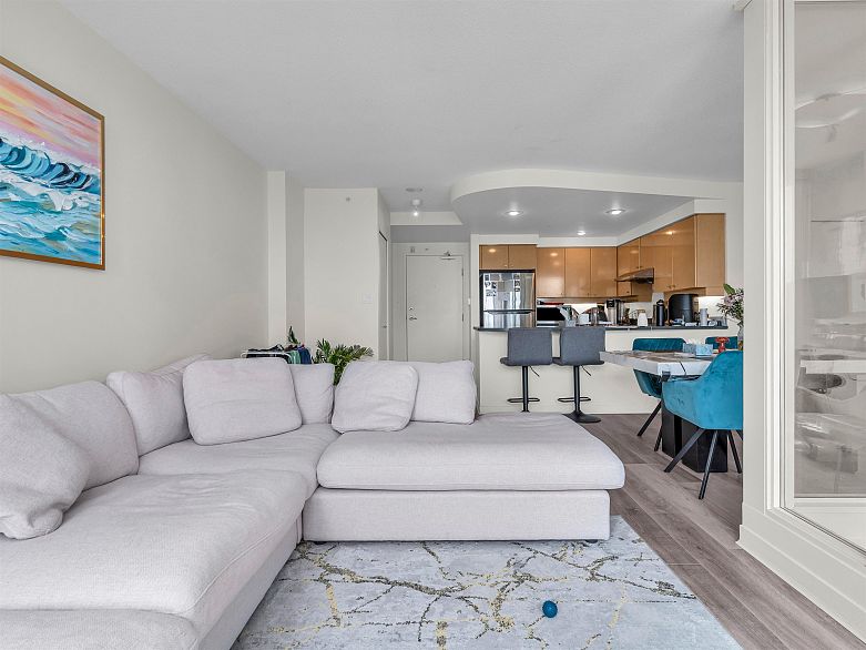 2206 1009 Expo Boulevard