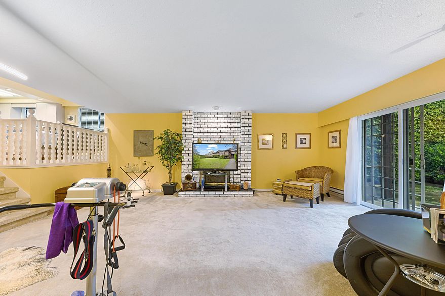 137 W Woodstock Avenue