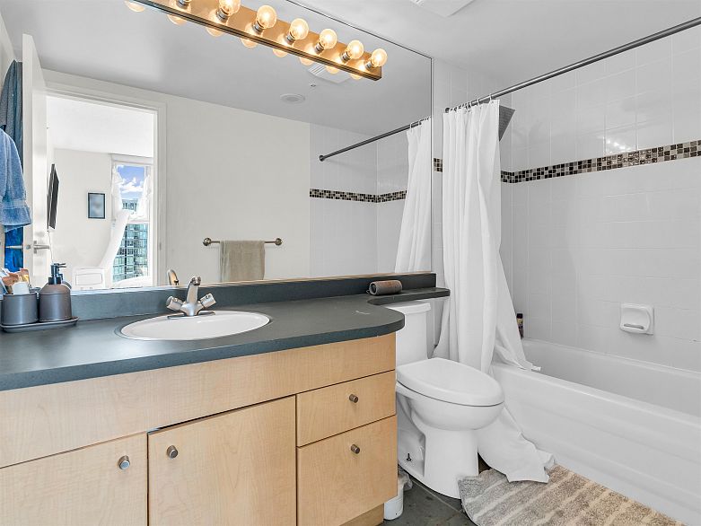 2206 1009 Expo Boulevard