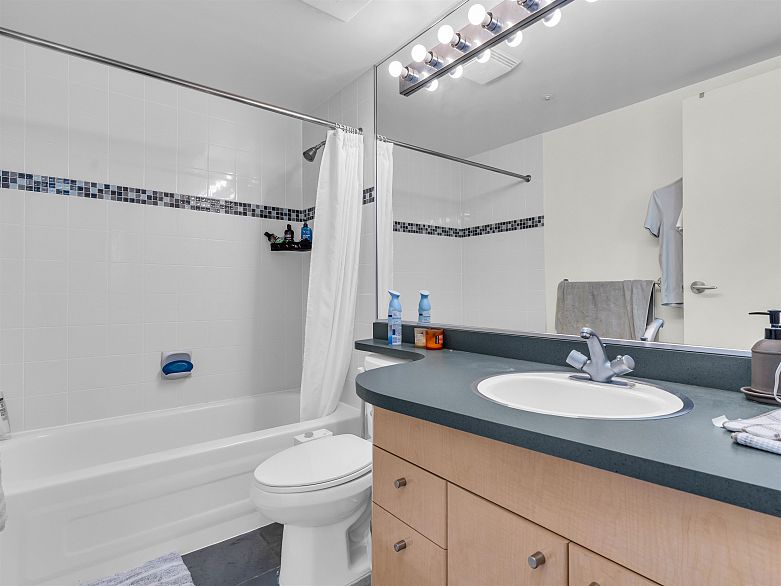 2206 1009 Expo Boulevard