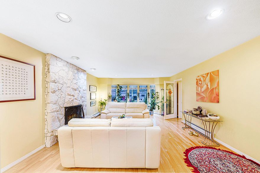 137 W Woodstock Avenue