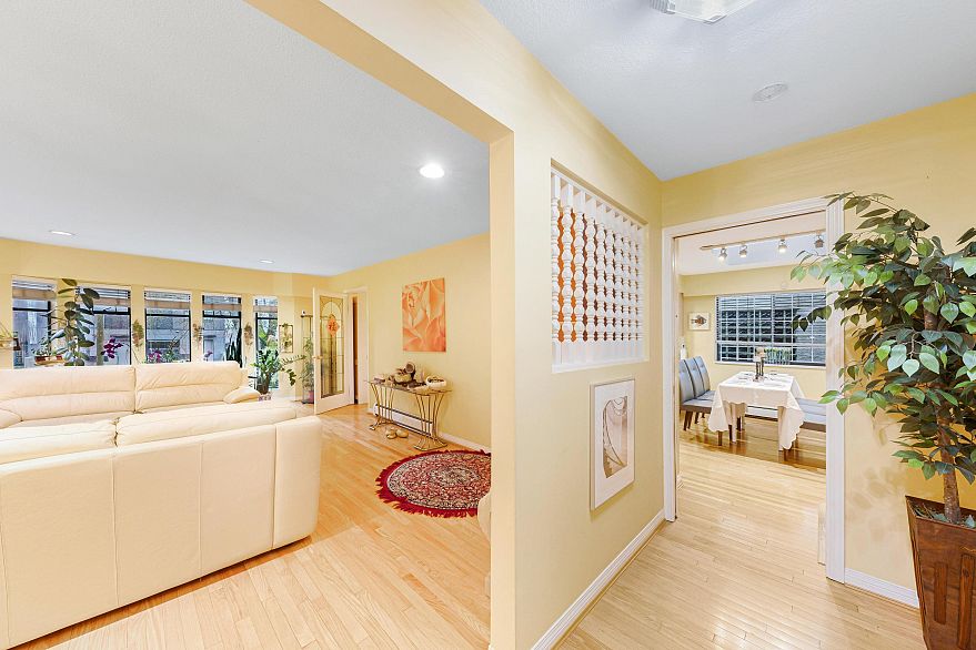 137 W Woodstock Avenue