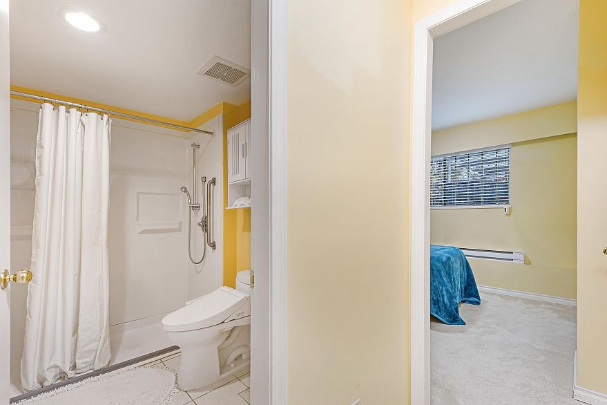 137 W Woodstock Avenue