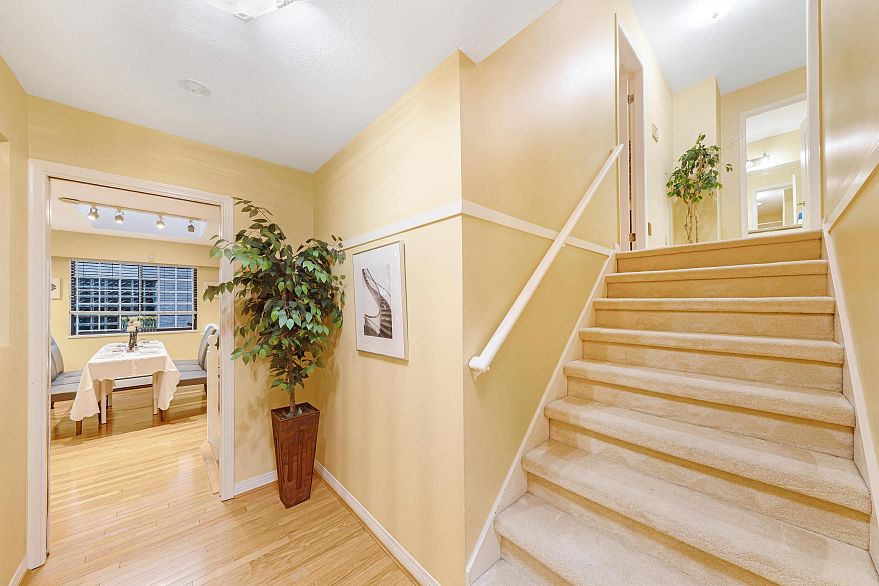 137 W Woodstock Avenue