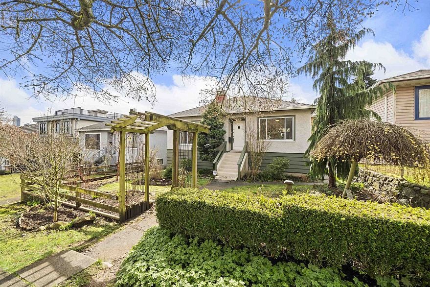 3114 GRAVELEY STREET, Vancouver BC V5K 3K6