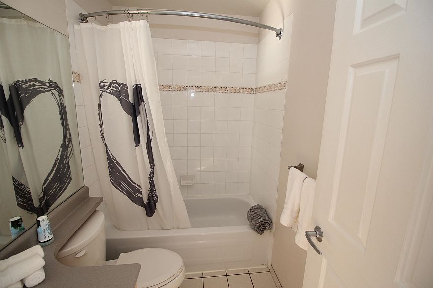 909 1010 Howe Street