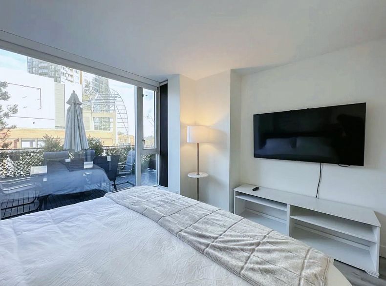 309 555 Abbott Street