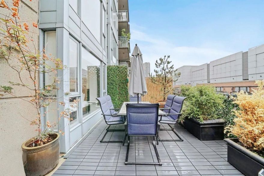 309 555 Abbott Street