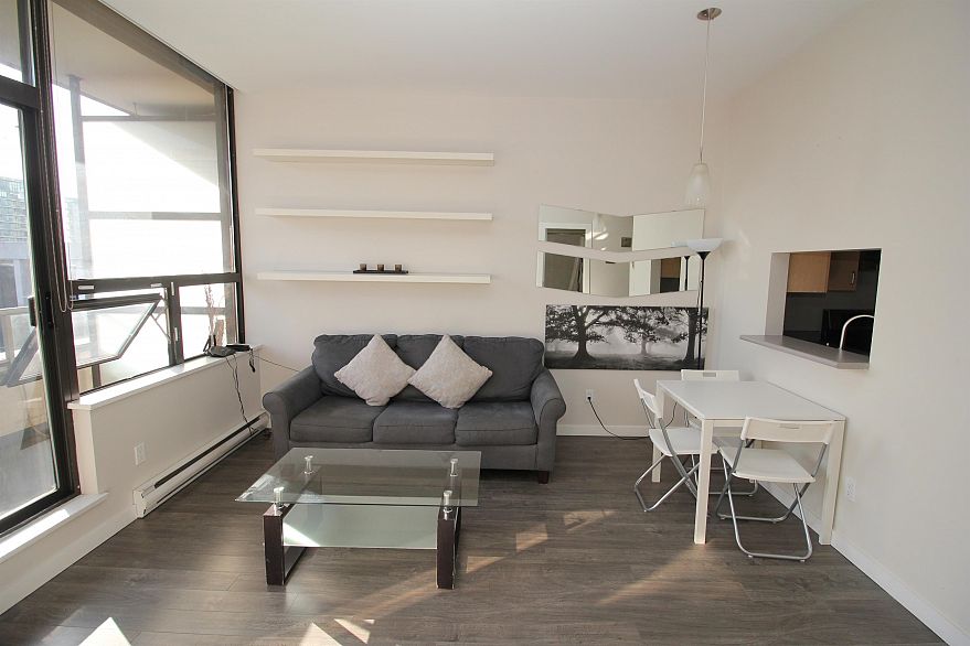 909 1010 Howe Street