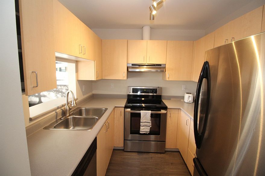 909 1010 Howe Street