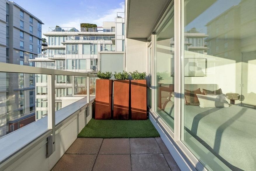 713 1887 Crowe Street