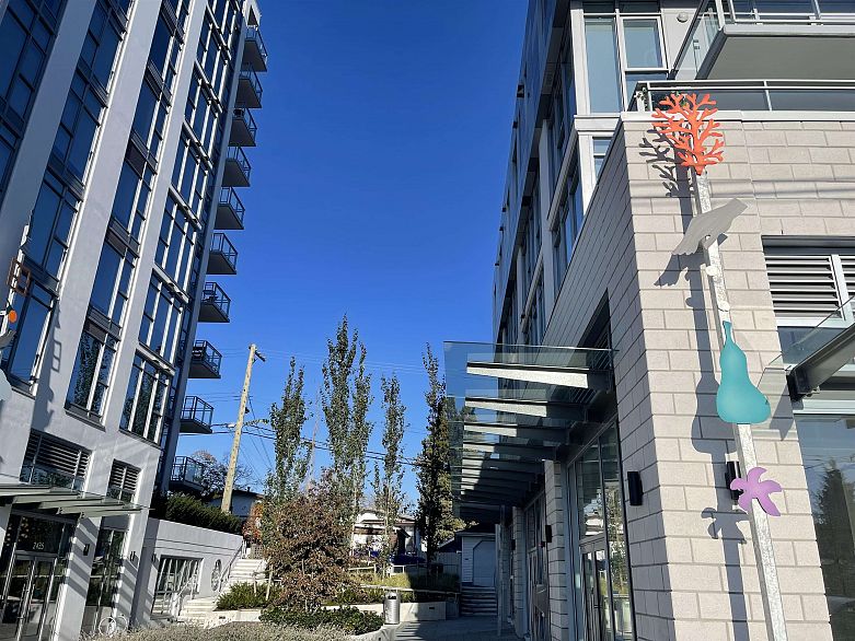404 2455 KINGSWAY, Vancouver BC V5R 5G8