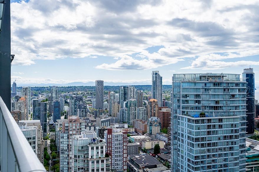 4805 777 Richards Street