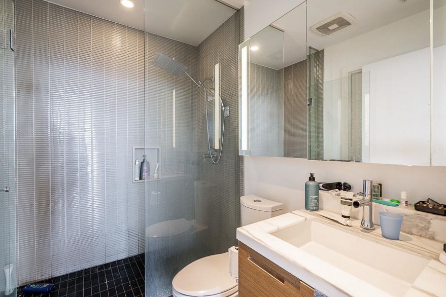 4805 777 Richards Street