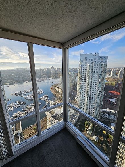 3302 193 AQUARIUS MEWS, Vancouver BC V6Z 2Z2