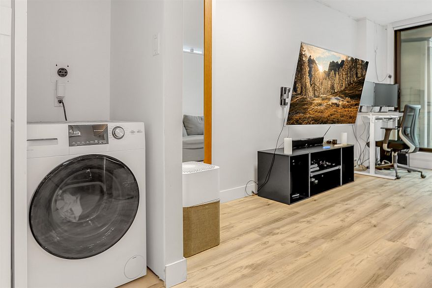 214 1189 Howe Street