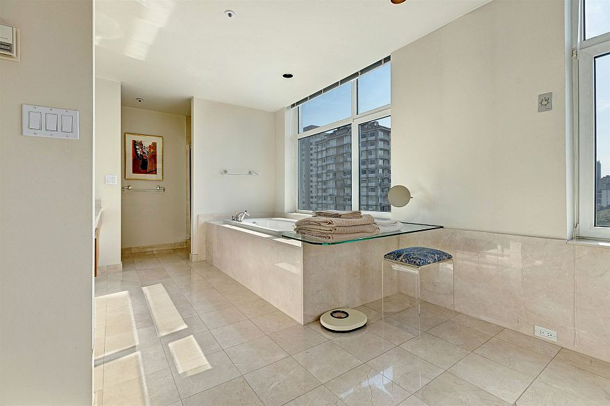 1600 1919 Beach Avenue