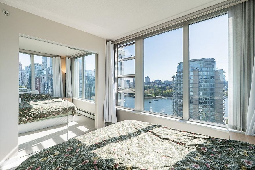 2005 1228 Marinaside Crescent