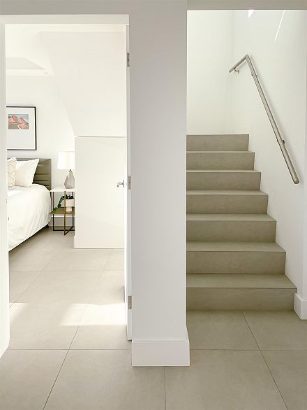 3703 689 Abbott Street