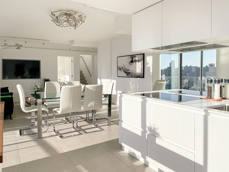 3703 689 Abbott Street