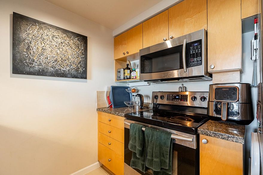 2005 1228 Marinaside Crescent