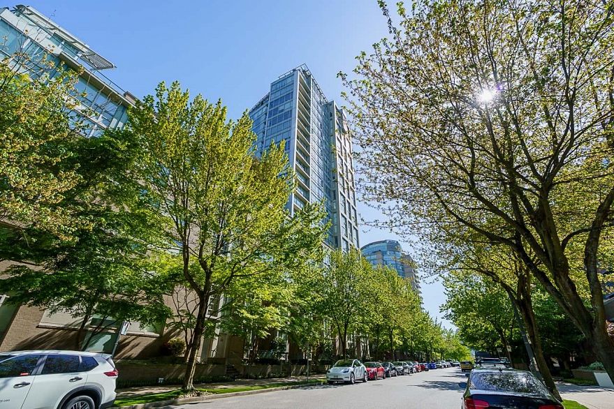 2005 1228 Marinaside Crescent