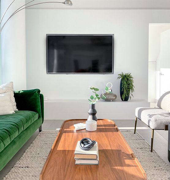 3703 689 Abbott Street