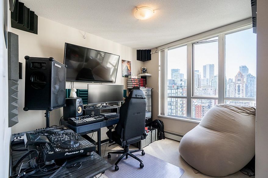 2005 1228 Marinaside Crescent