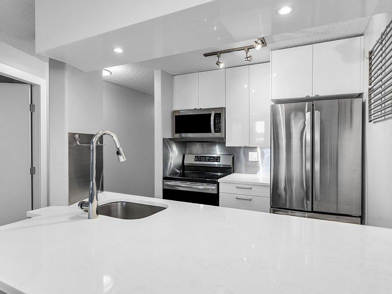 304 1040 PACIFIC STREET, Vancouver BC V6E 4C1