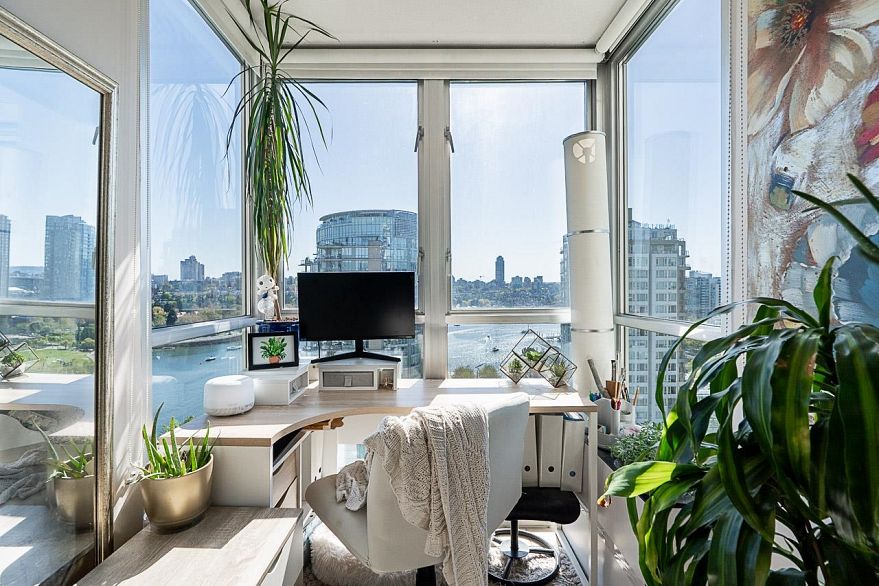 2005 1228 Marinaside Crescent