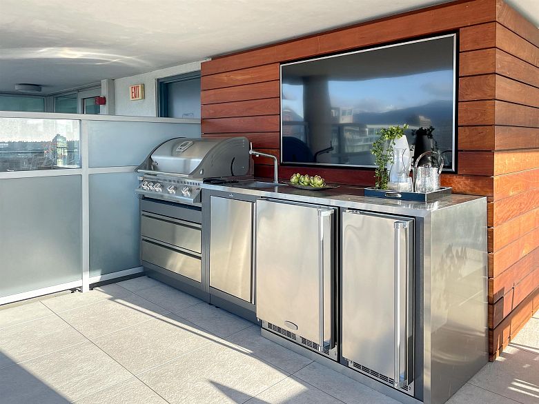 3703 689 Abbott Street