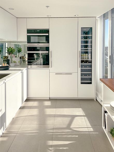 3703 689 Abbott Street