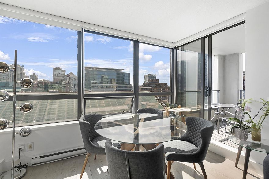 1305 938 Smithe Street