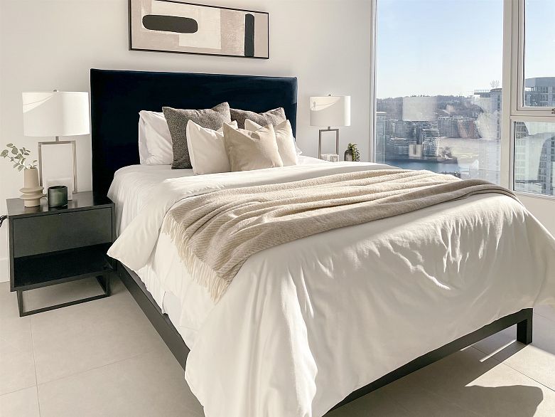 3703 689 Abbott Street