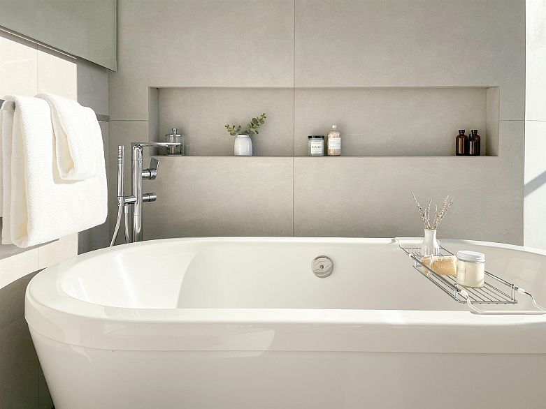 3703 689 Abbott Street