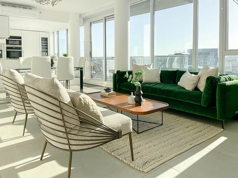 3703 689 Abbott Street