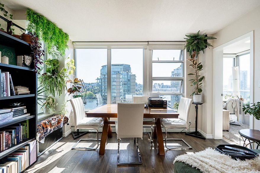 2005 1228 Marinaside Crescent