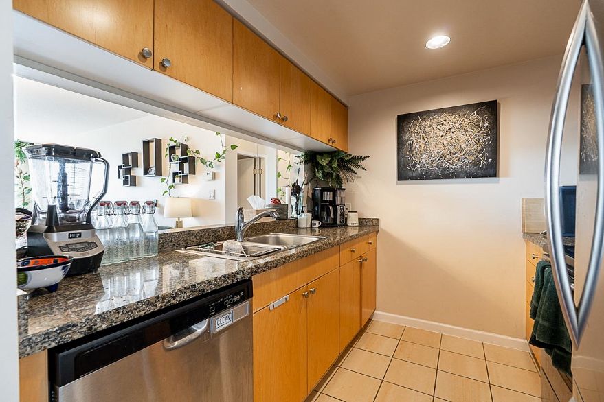 2005 1228 Marinaside Crescent