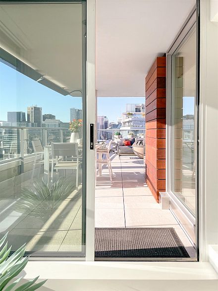 3703 689 Abbott Street