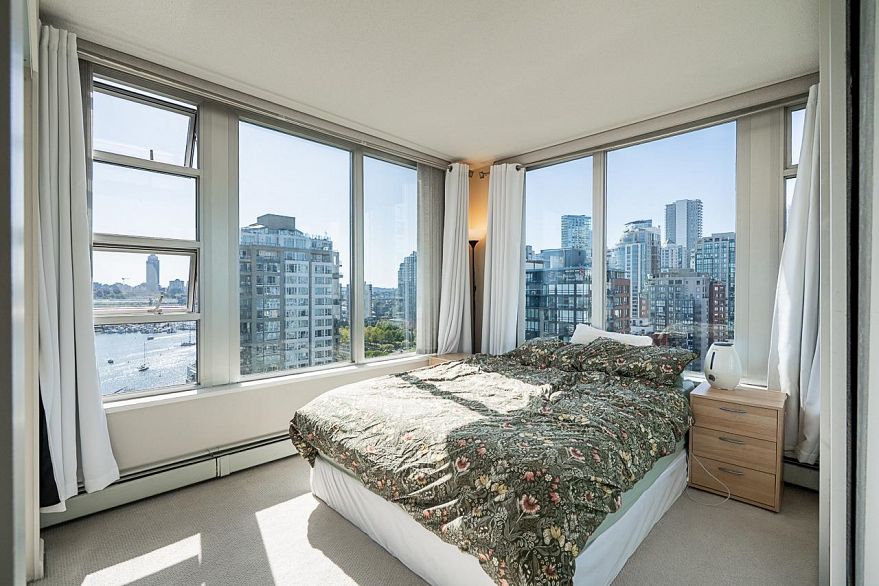 2005 1228 Marinaside Crescent