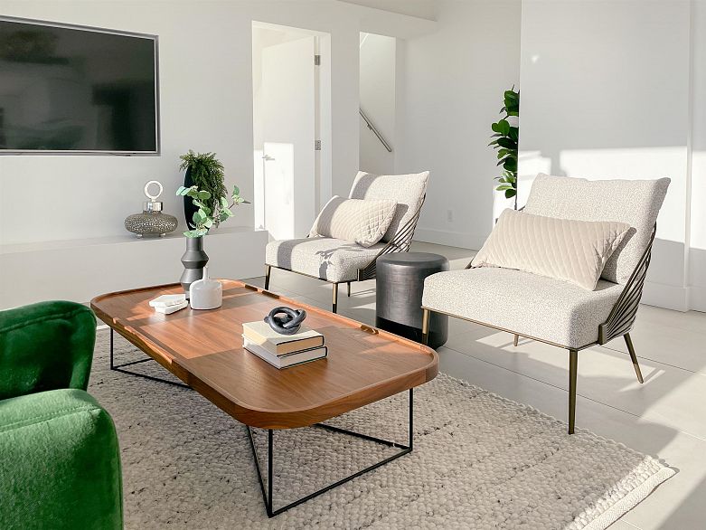 3703 689 Abbott Street