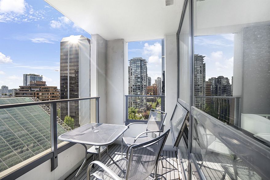 1305 938 Smithe Street