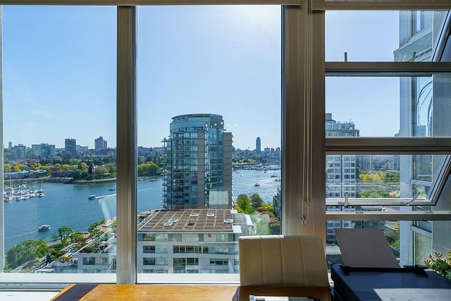 2005 1228 Marinaside Crescent