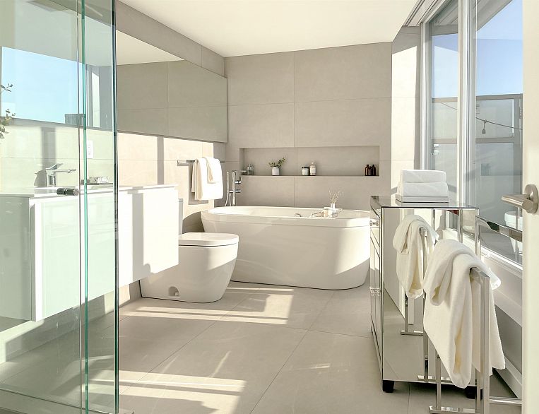 3703 689 Abbott Street