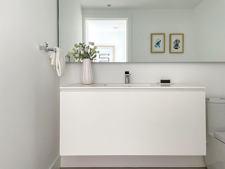 3703 689 Abbott Street