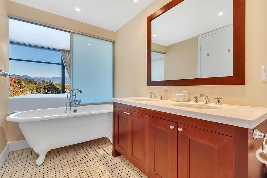 500 1863 Alberni Street