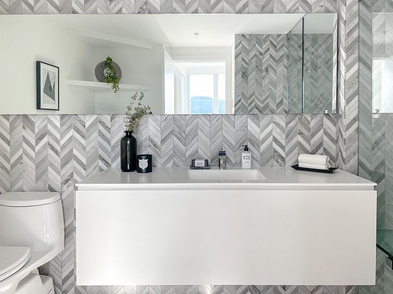 3703 689 Abbott Street