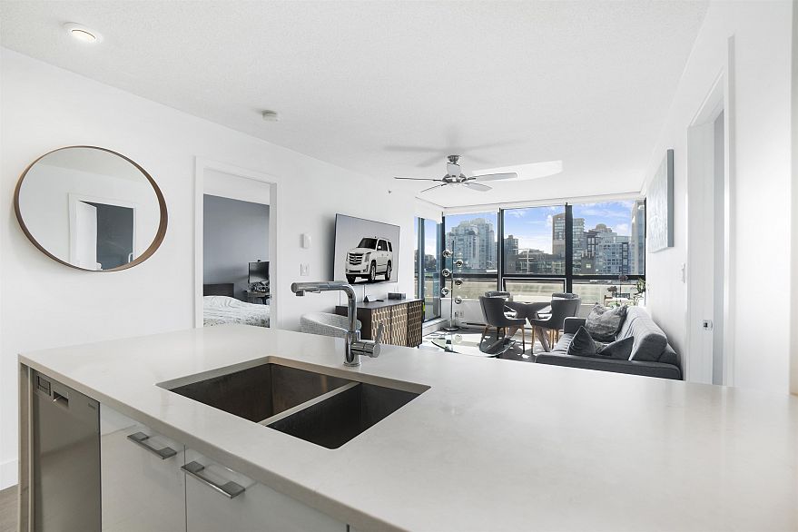 1305 938 Smithe Street